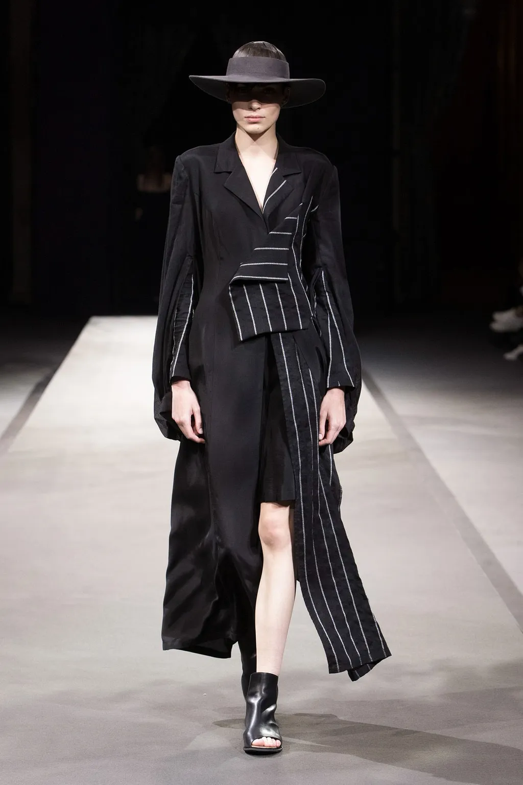 <207/1>+<014/1> Bishop Sleeves Long Coat