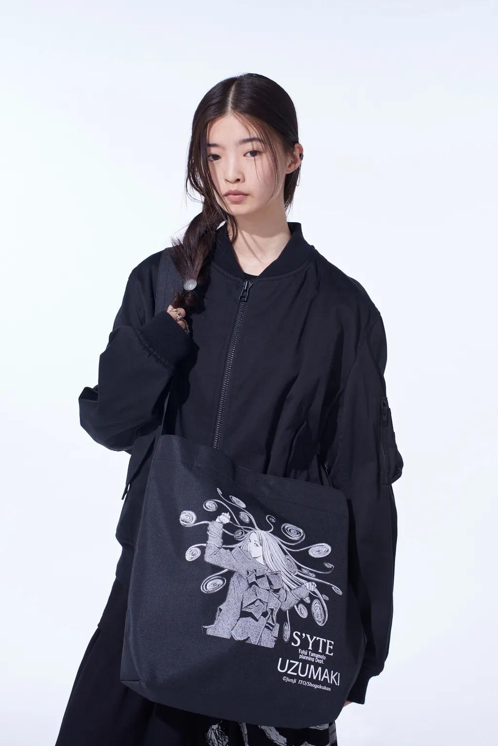 S'yte × Junji Ito -Uzumaki- Kirie&Azami Wearing Yohji Yamamoto Printed Bag