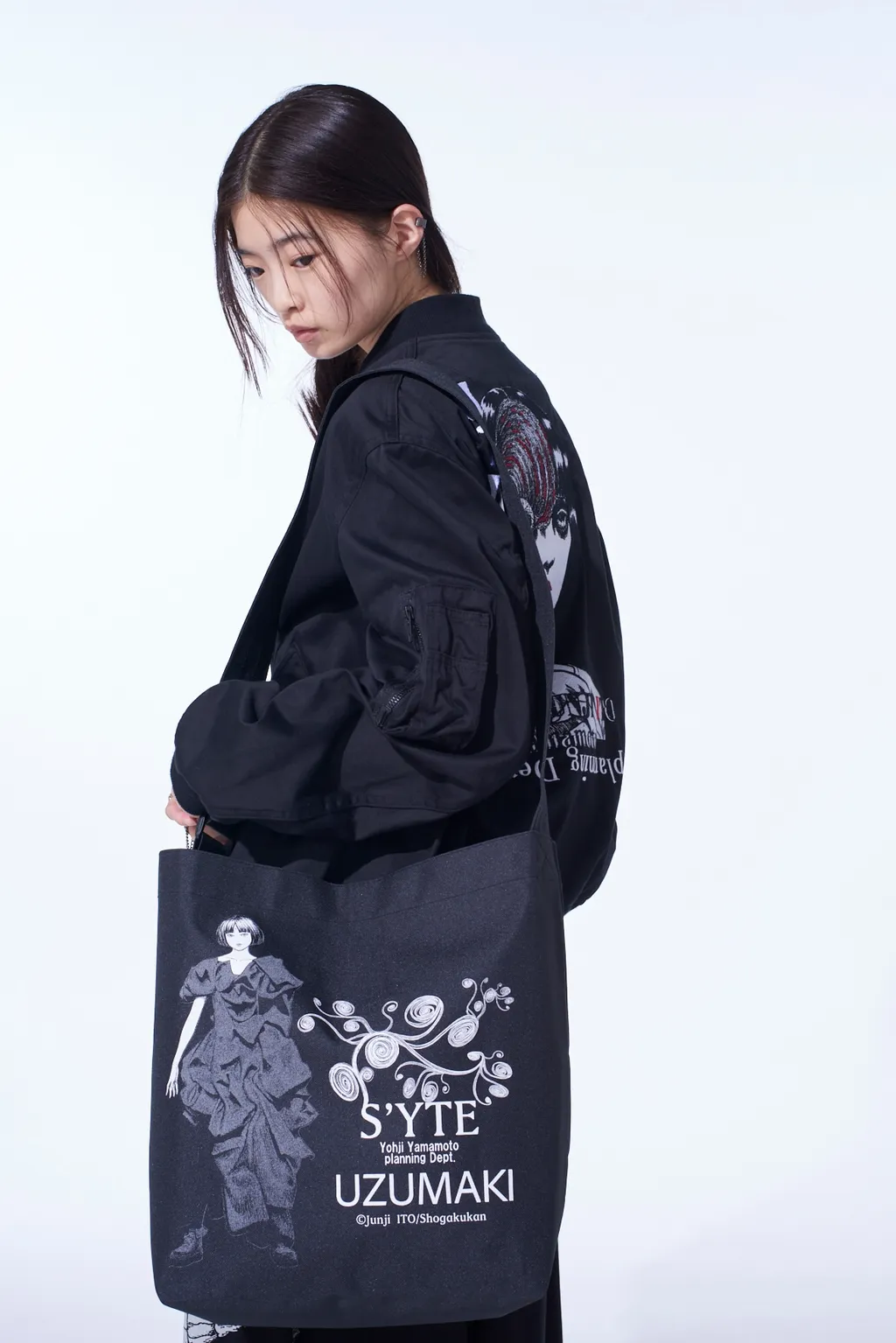 S'yte × Junji Ito -Uzumaki- Kirie&Azami Wearing Yohji Yamamoto Printed Bag