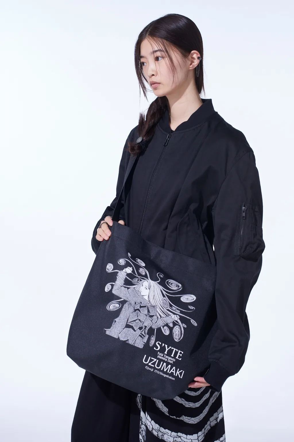 S'yte × Junji Ito -Uzumaki- Kirie&Azami Wearing Yohji Yamamoto Printed Bag