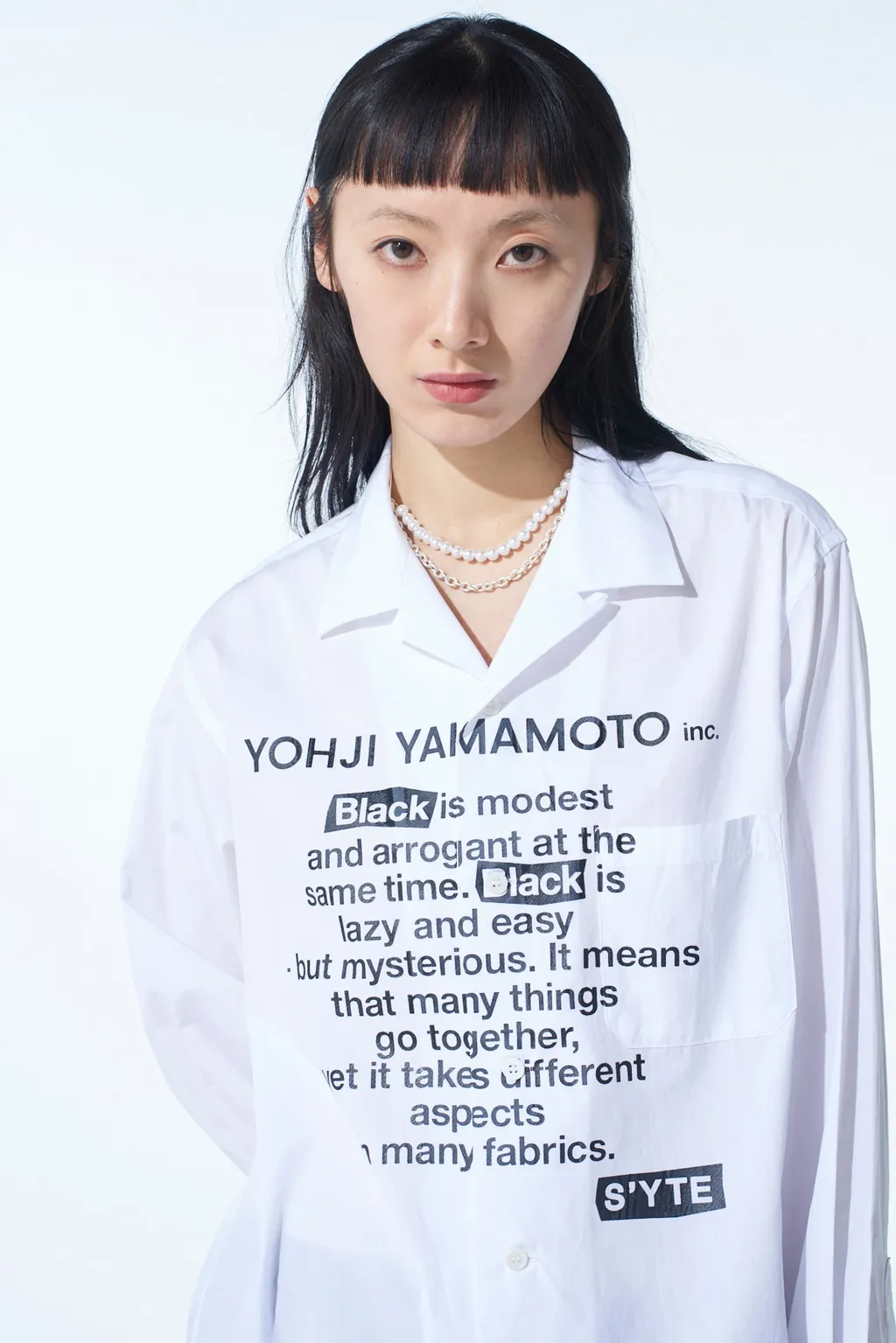 Cotton Broad「Black Is Modest」Message Printed Shirt