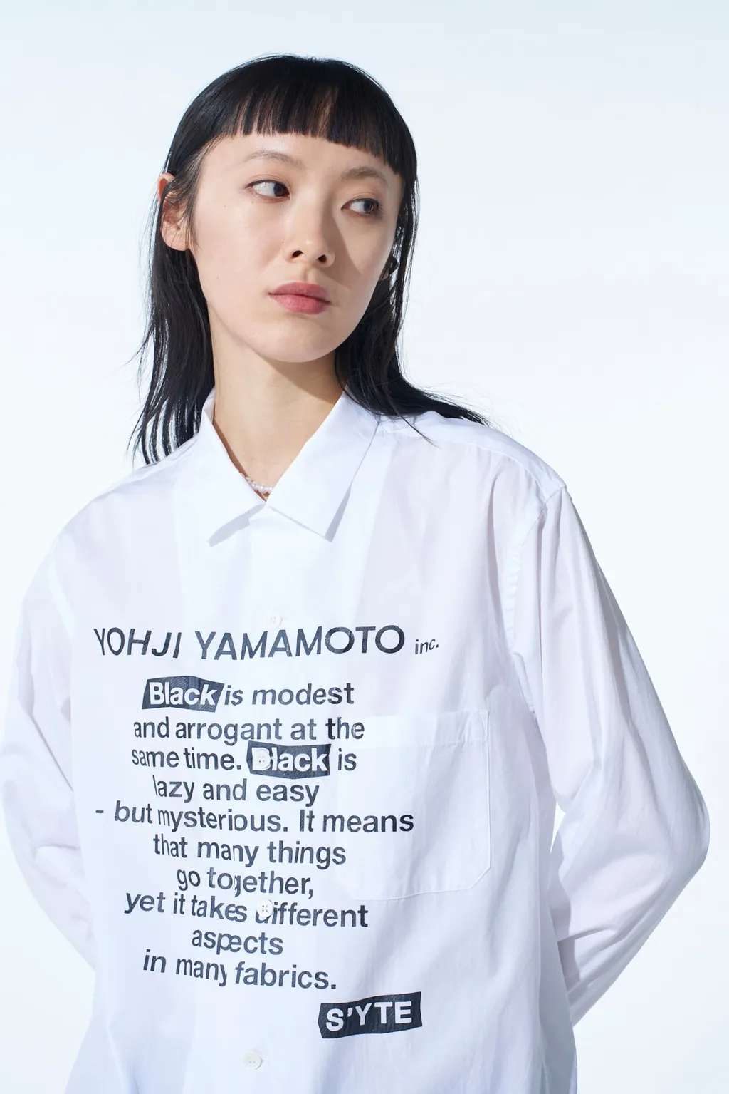 Cotton Broad「Black Is Modest」Message Printed Shirt