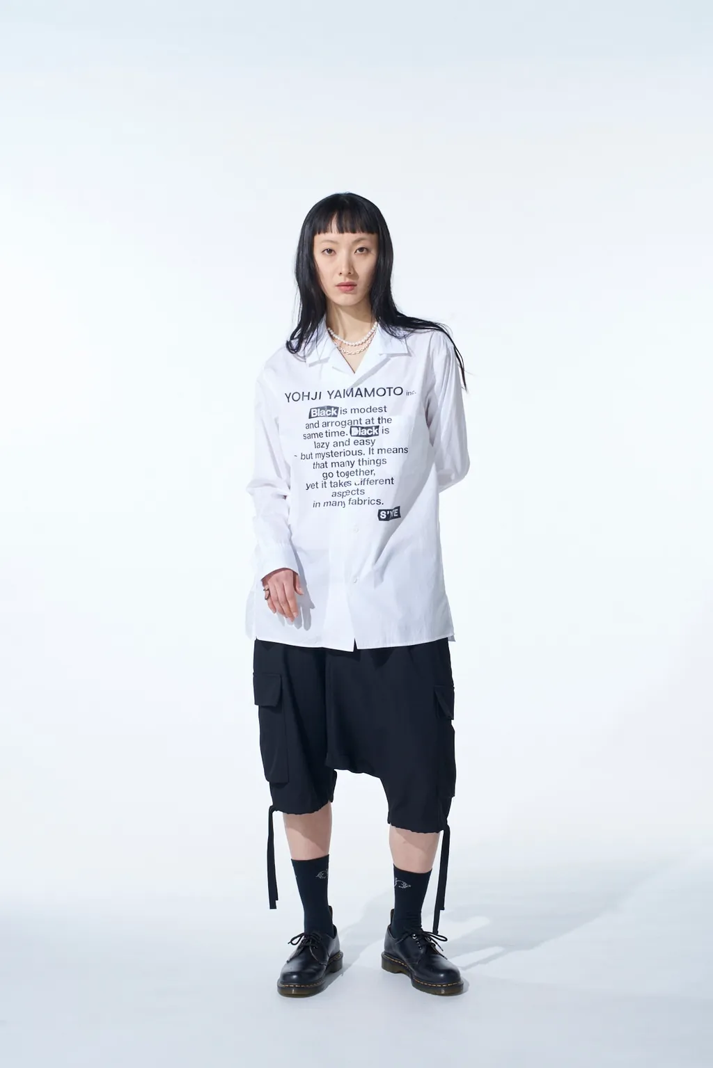 Cotton Broad「Black Is Modest」Message Printed Shirt