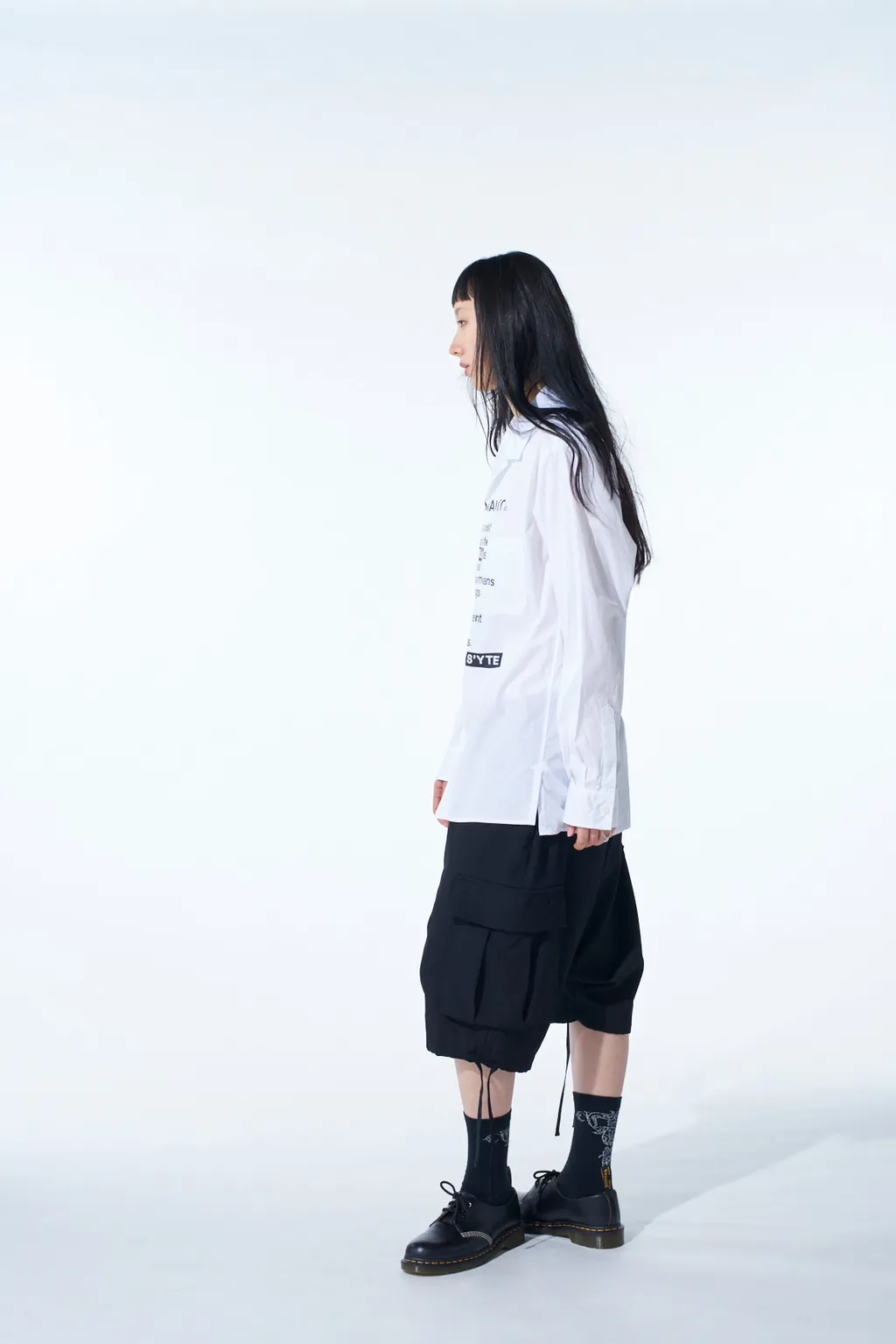 Cotton Broad「Black Is Modest」Message Printed Shirt