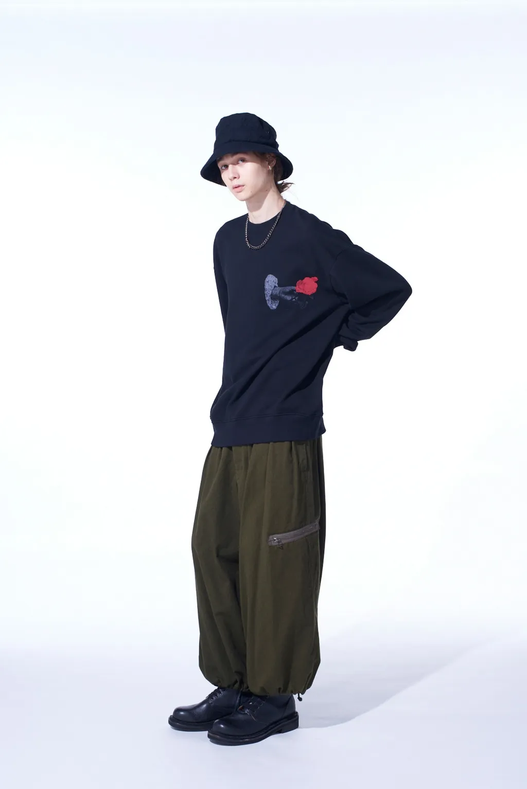 Graphic Pullover Rose In The Hand