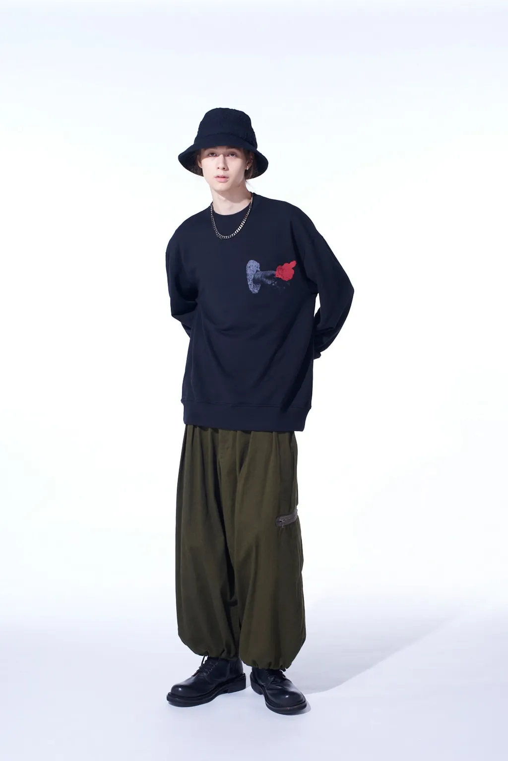 Graphic Pullover Rose In The Hand
