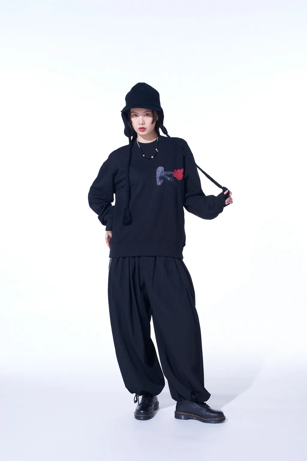 Graphic Pullover Rose In The Hand