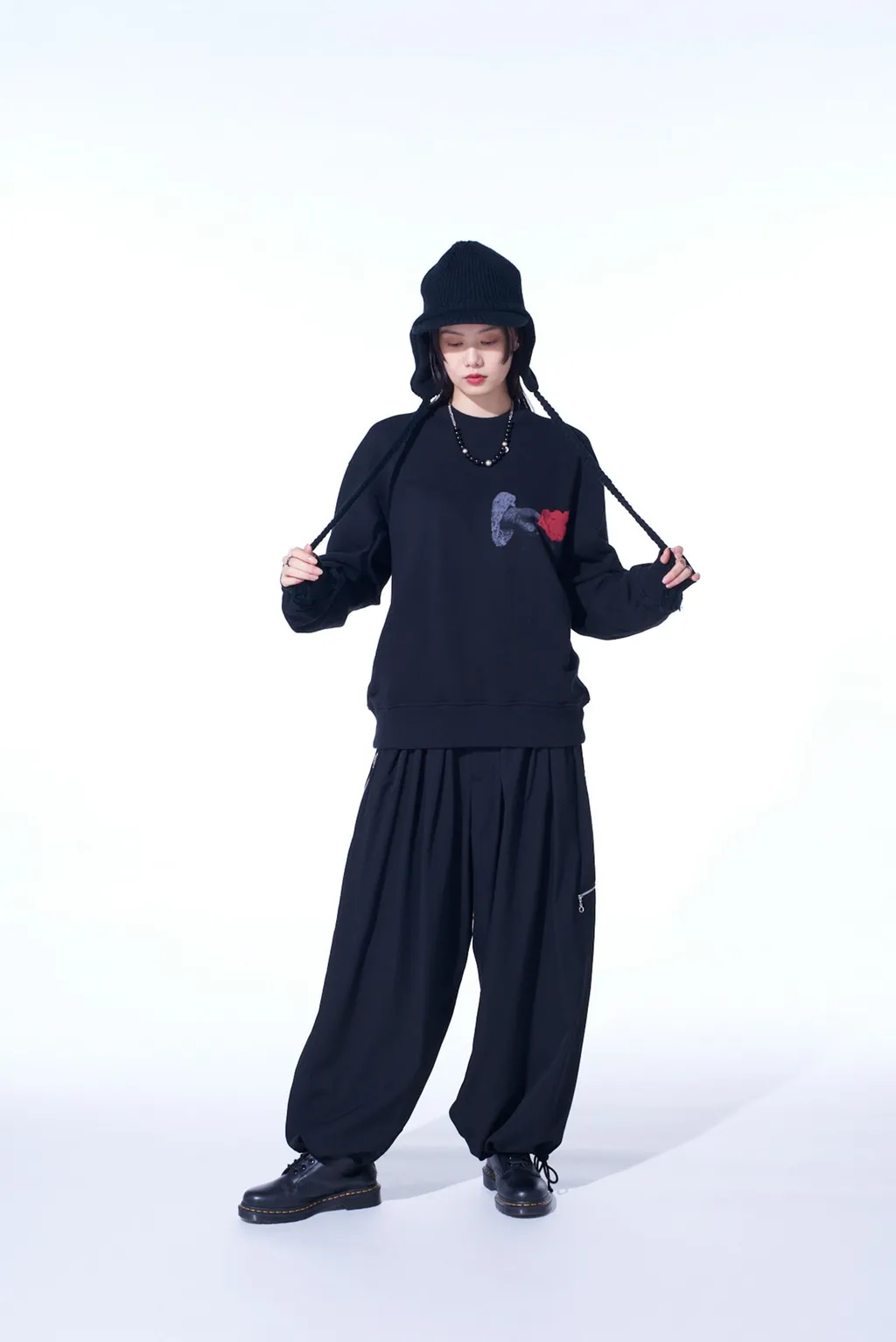 Graphic Pullover Rose In The Hand