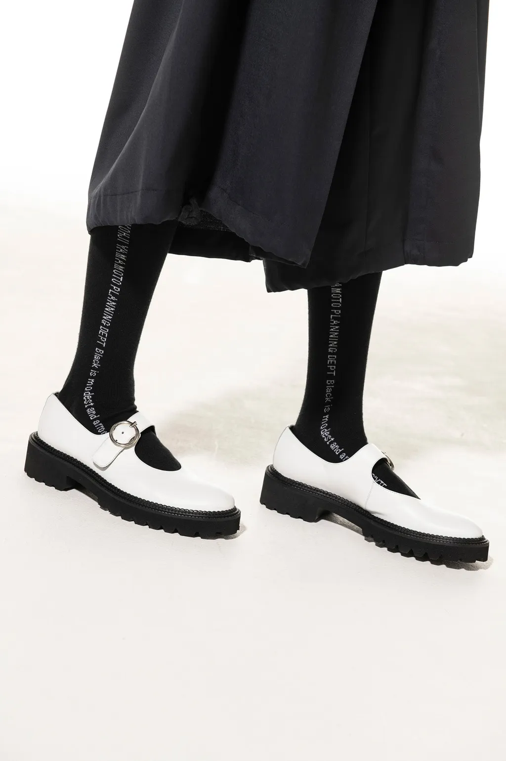 Cotton Plain Stitch「Black Is Modest」Line Socks