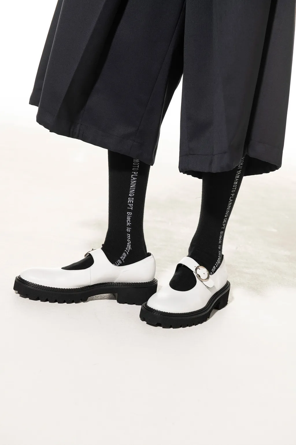 Cotton Plain Stitch「Black Is Modest」Line Socks