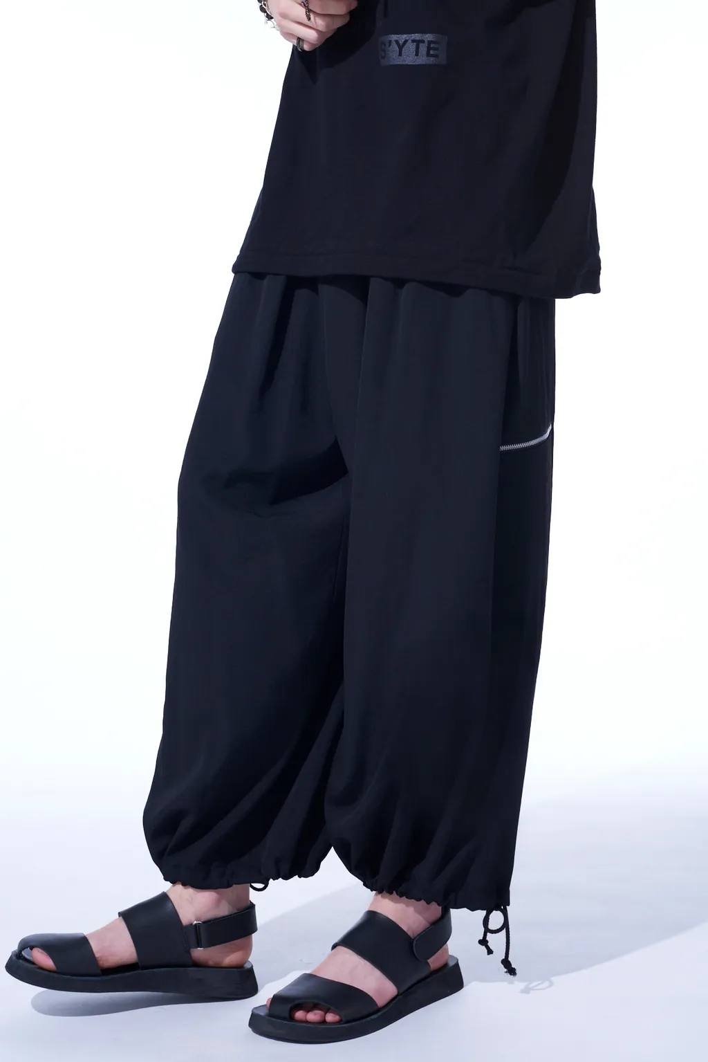 Washer Finished Wool Gabardine Balloon Pants With Zipper Pockets