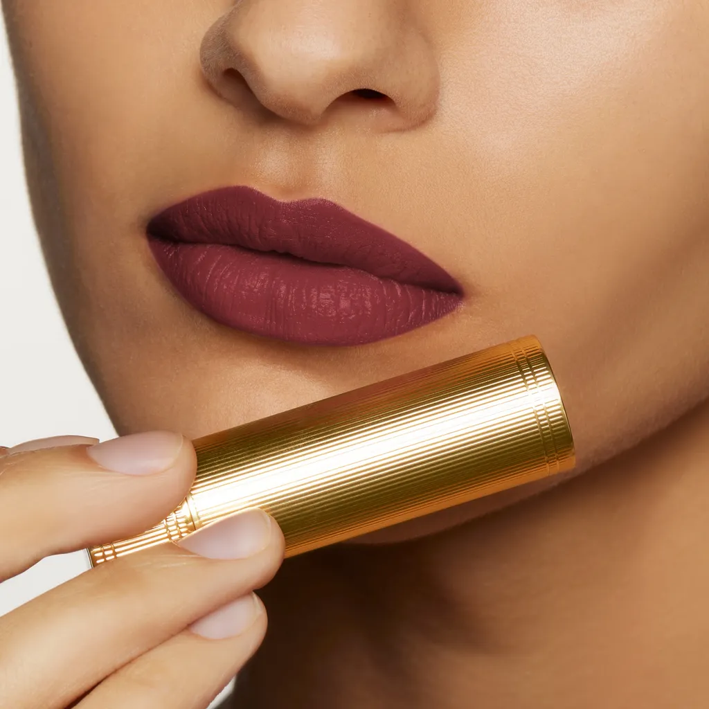 530 , Rouge à LÈVres Mat Lipstick Emilie Burgundy