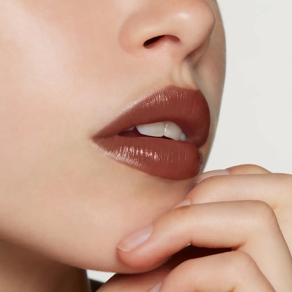 134 , Rouge à LÈVres Voile Lipstick Clara Chestnut