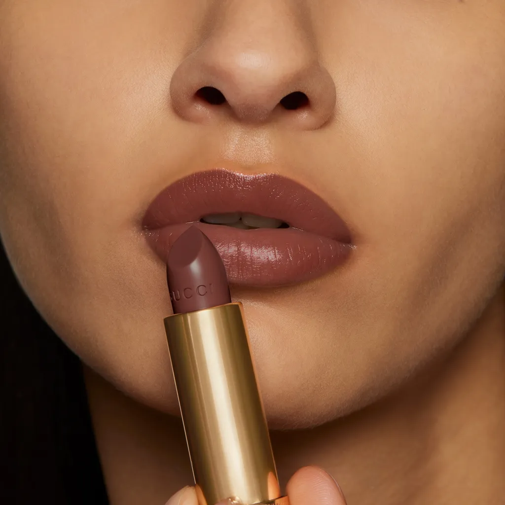 134 , Rouge à LÈVres Voile Lipstick Clara Chestnut