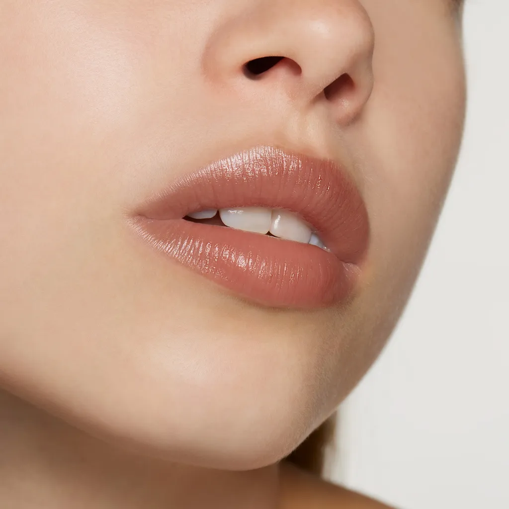132 , Rouge à LÈVres Voile Lipstick Lilla Tawnie