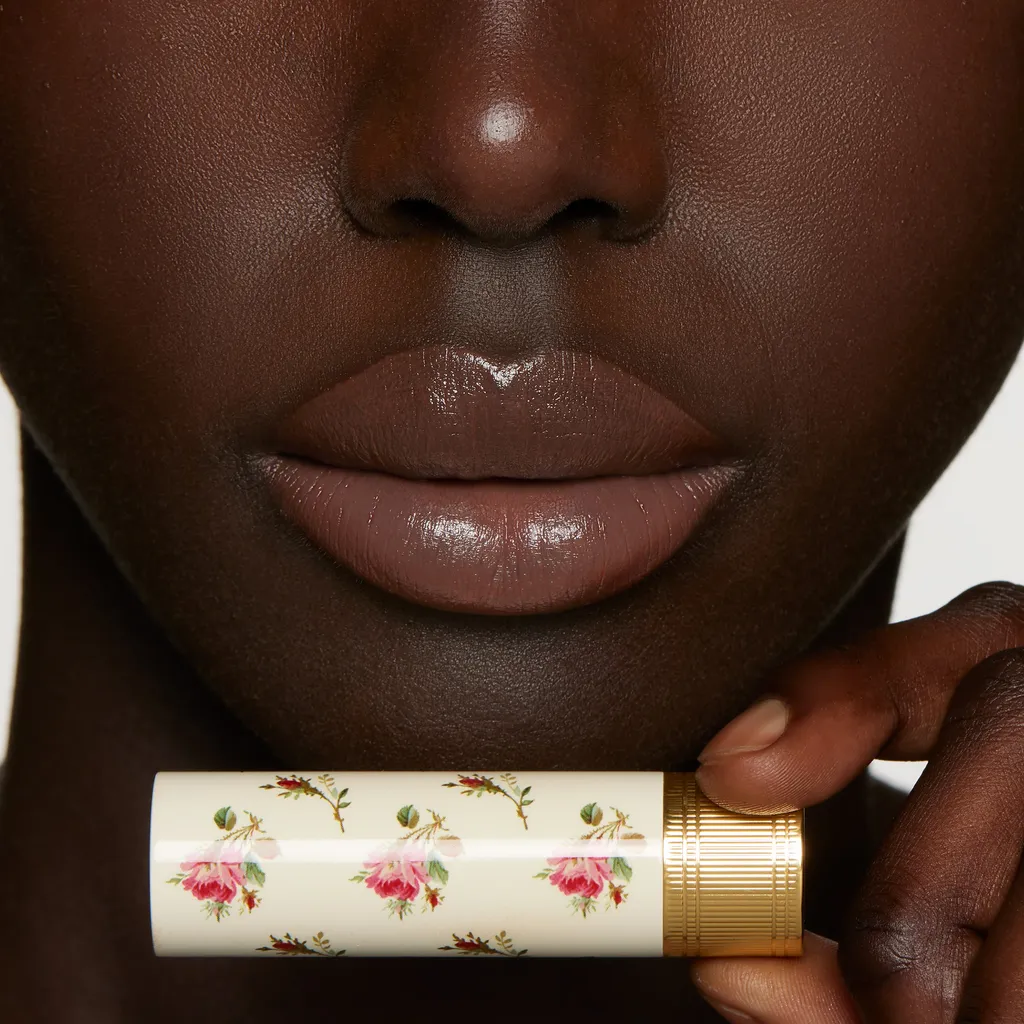 132 , Rouge à LÈVres Voile Lipstick Lilla Tawnie