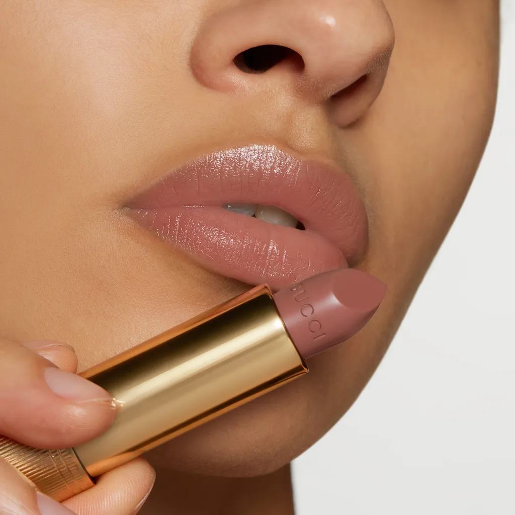 132 , Rouge à LÈVres Voile Lipstick Lilla Tawnie