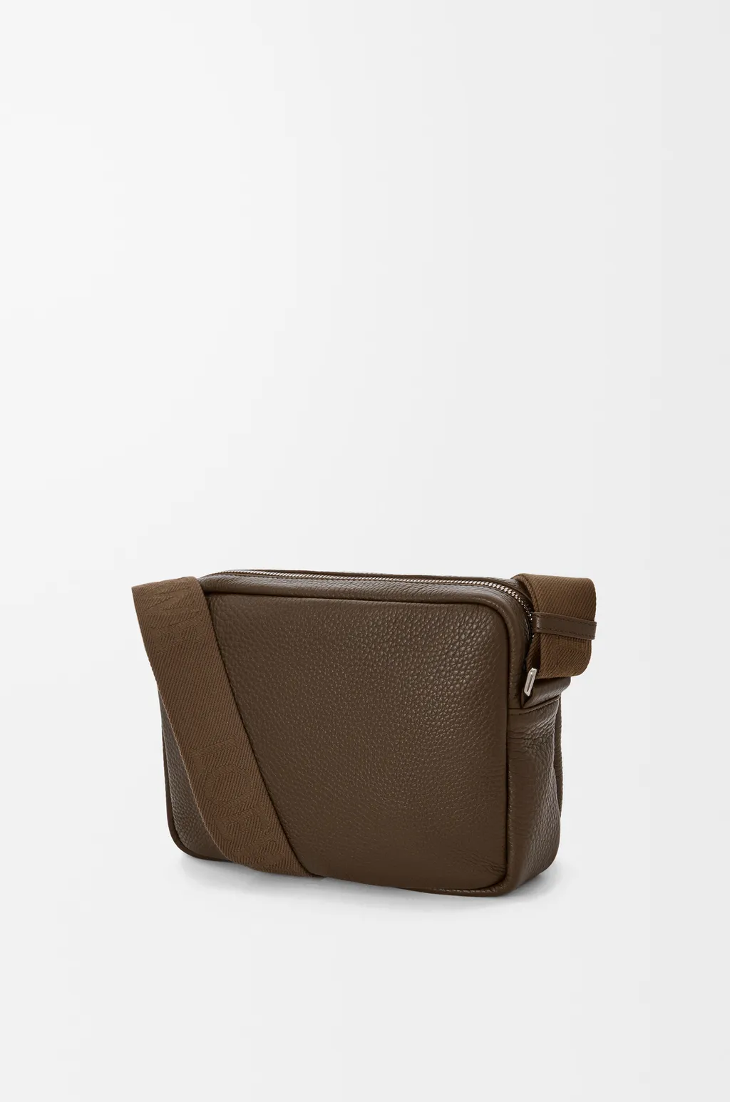Medium Pebble Messenger Bag In Supple Grained Calfskin