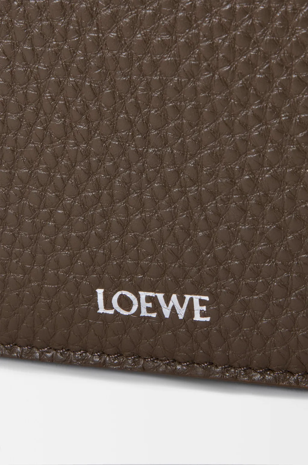 Medium Pebble Messenger Bag In Supple Grained Calfskin