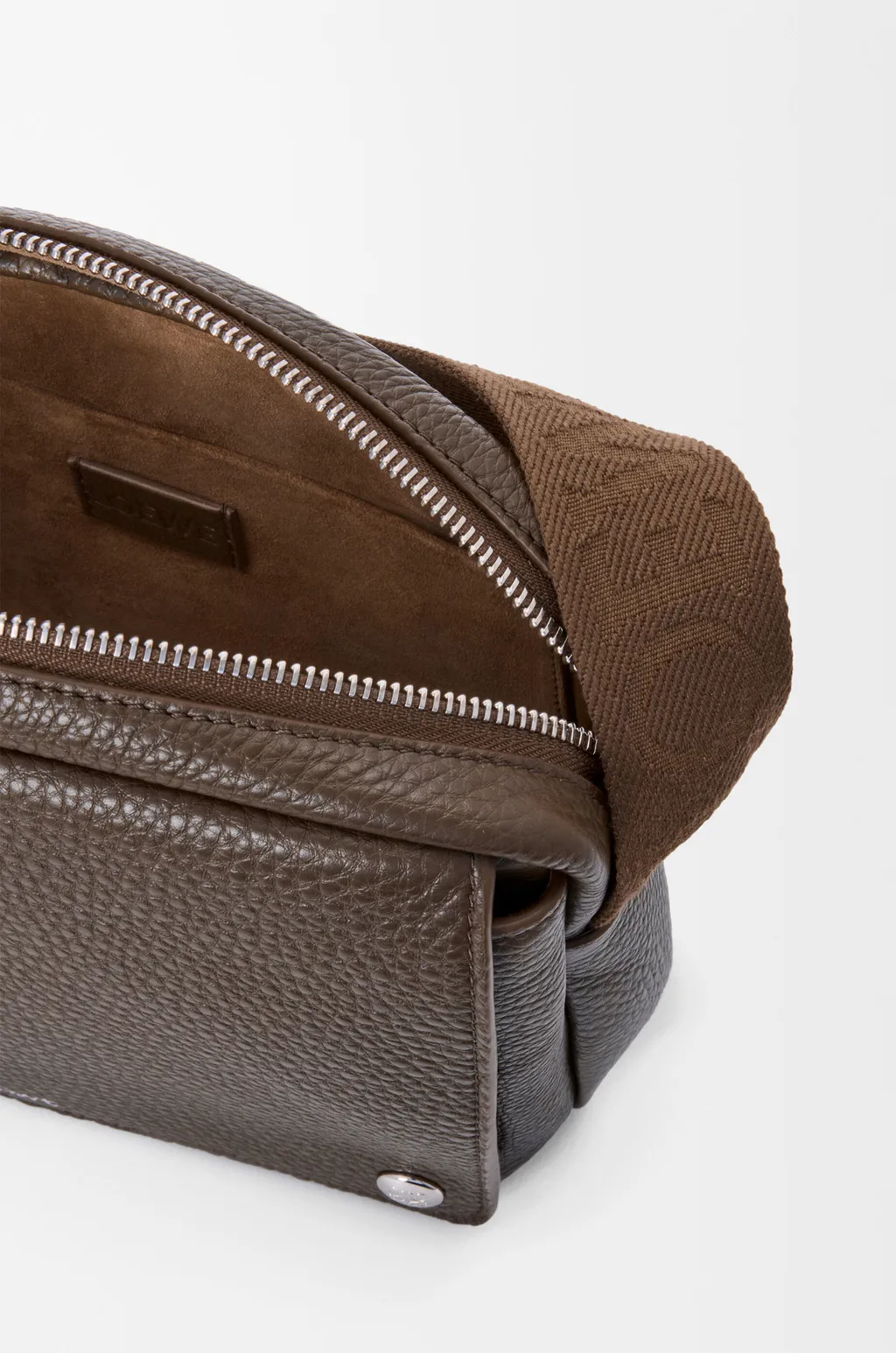 Medium Pebble Messenger Bag In Supple Grained Calfskin