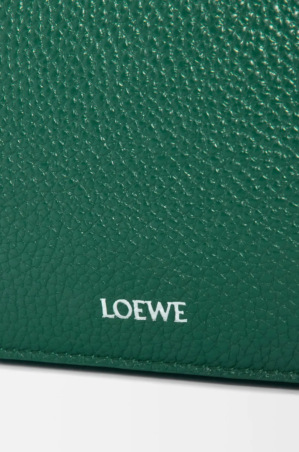 Medium Pebble Messenger Bag In Supple Grained Calfskin
