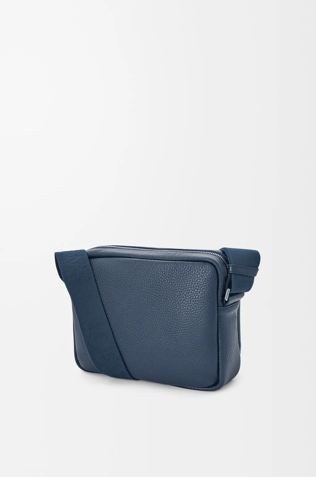 Medium Pebble Messenger Bag In Supple Grained Calfskin