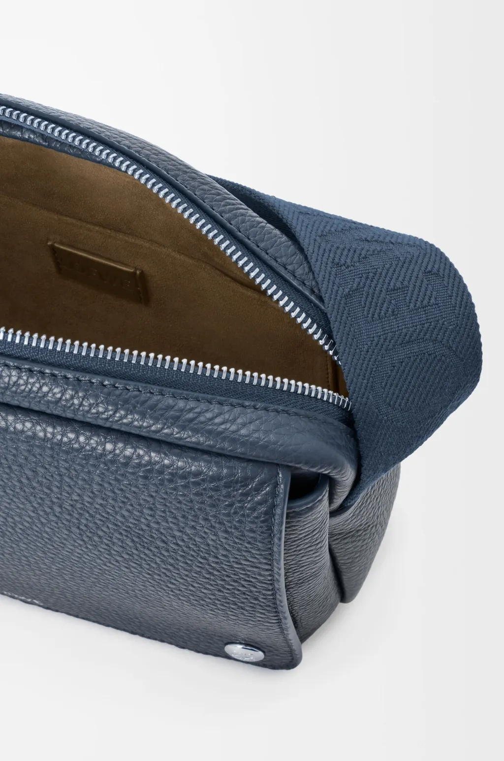 Medium Pebble Messenger Bag In Supple Grained Calfskin