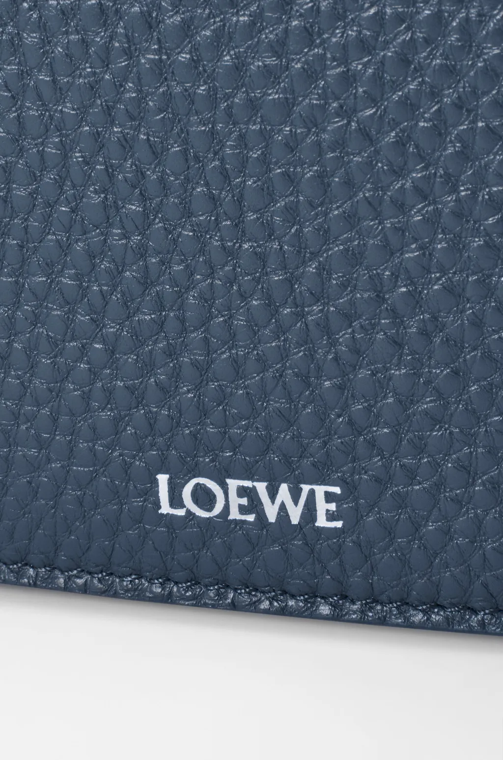 Medium Pebble Messenger Bag In Supple Grained Calfskin