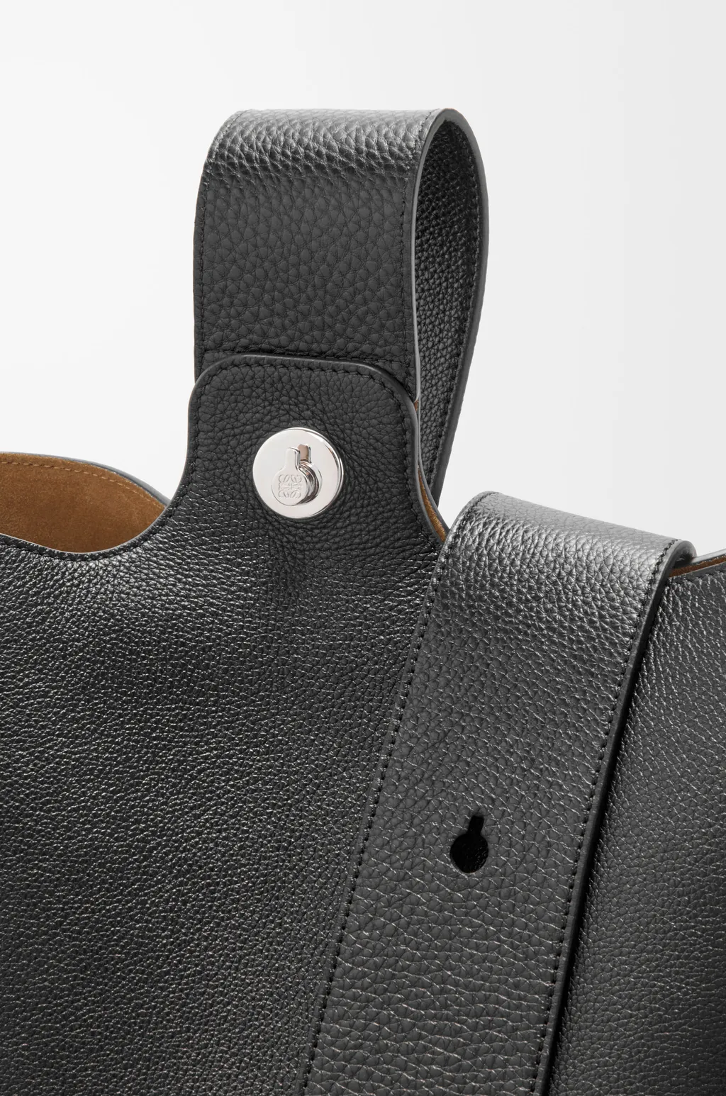 Large Pebble Bucket In Supple Grained Calfskin