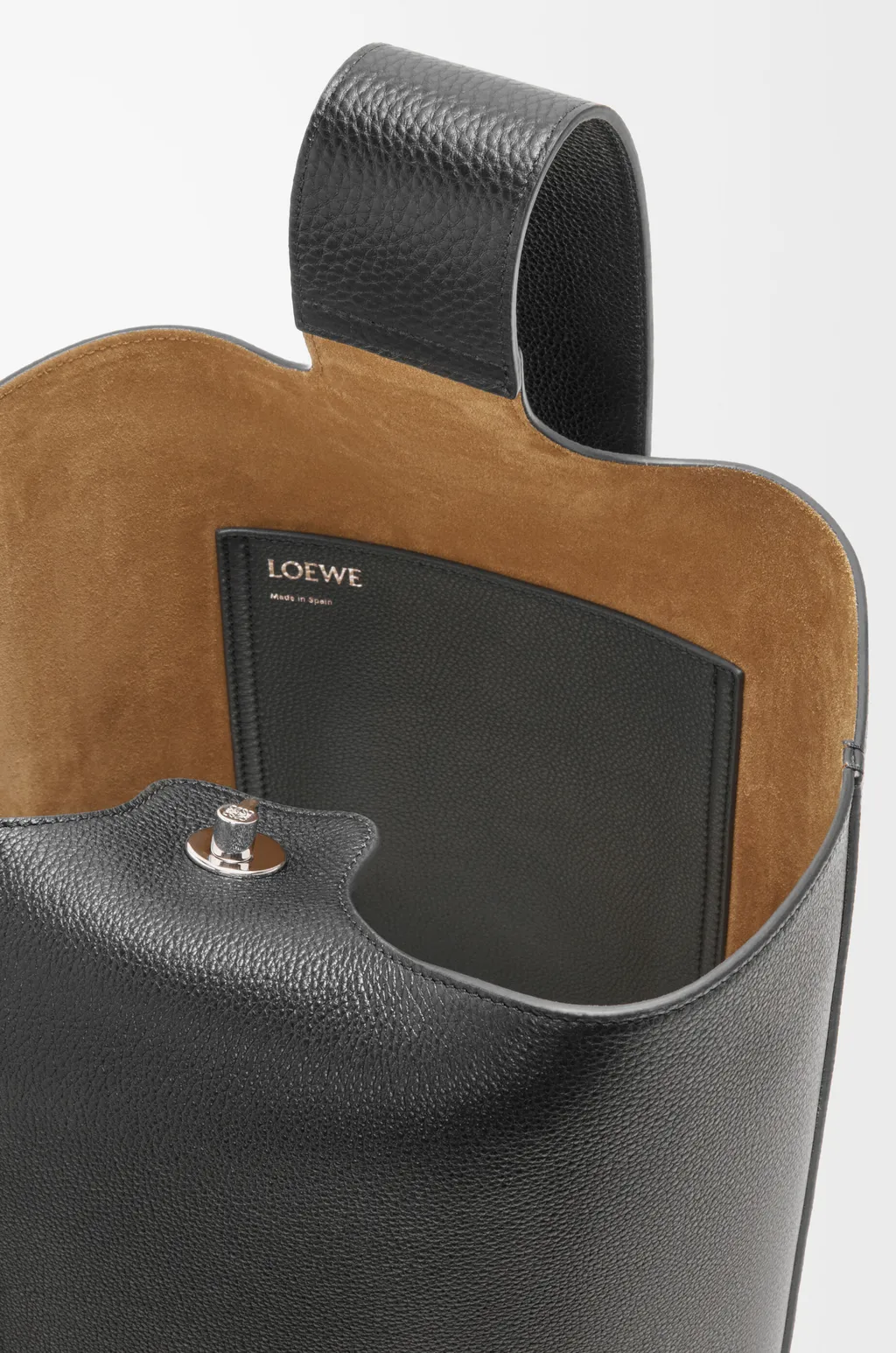 Large Pebble Bucket In Supple Grained Calfskin