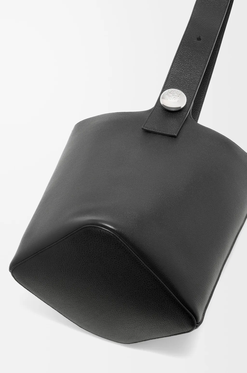 Large Pebble Bucket In Supple Grained Calfskin
