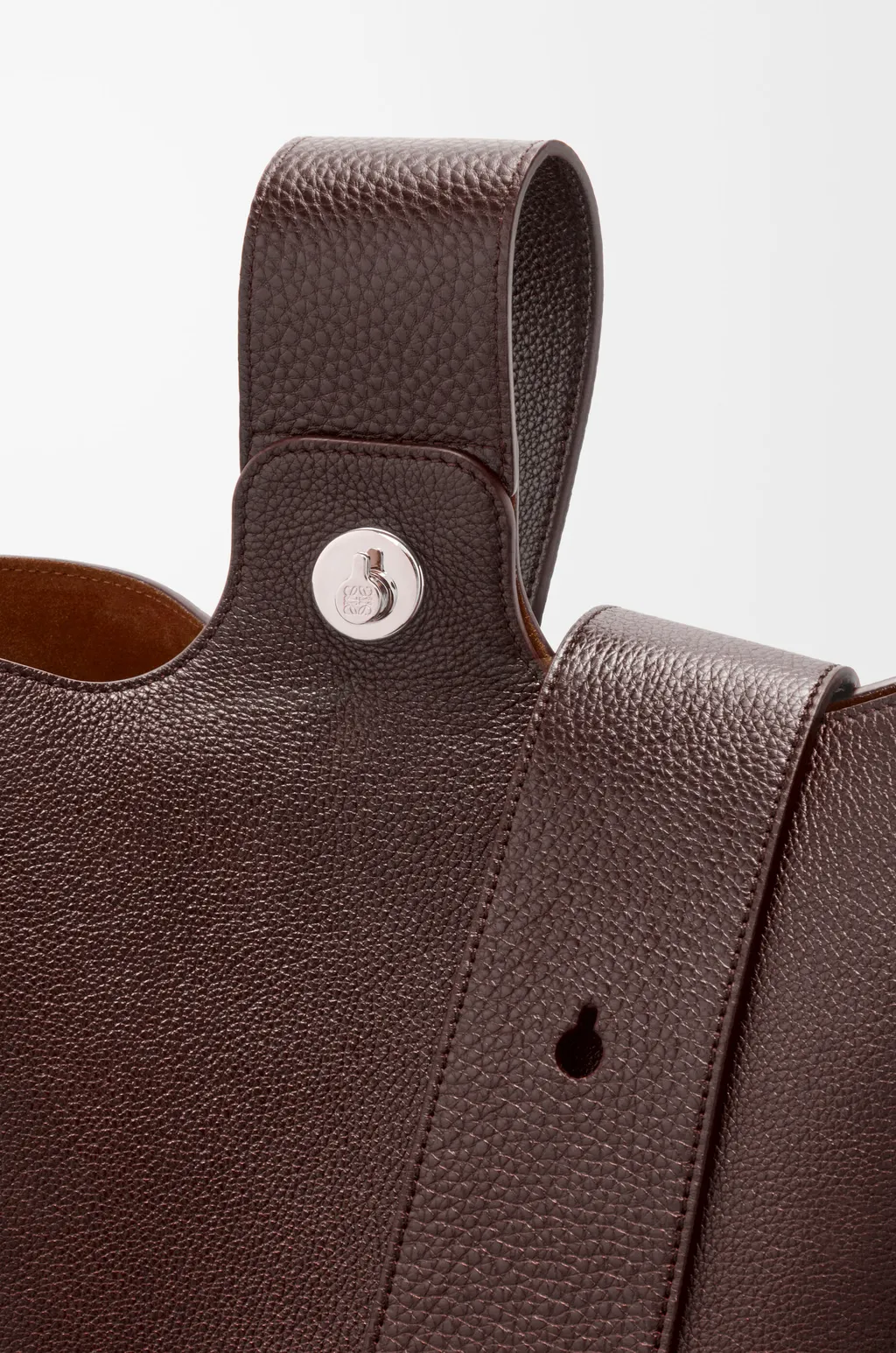 Large Pebble Bucket In Supple Grained Calfskin