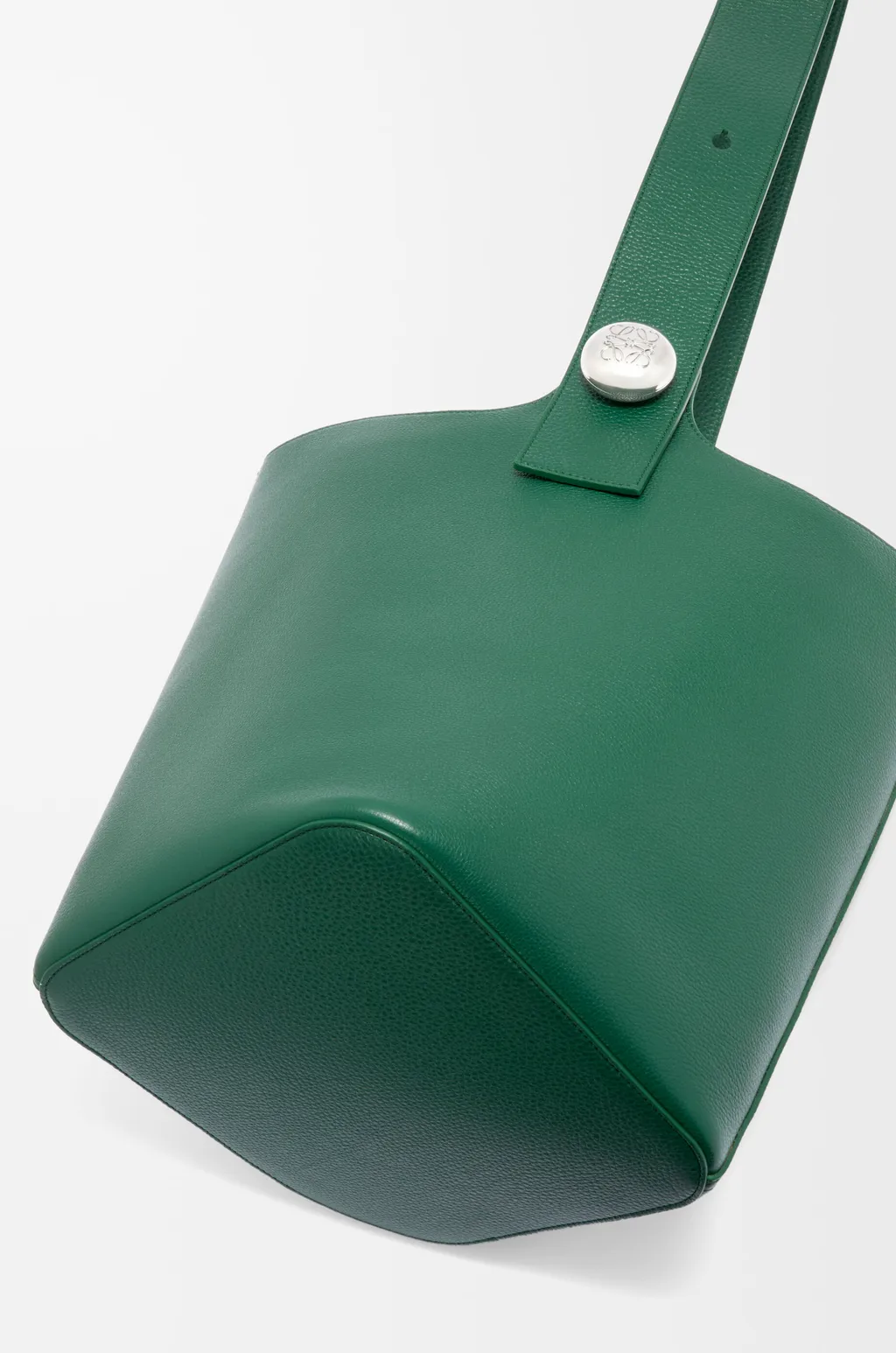Large Pebble Bucket In Supple Grained Calfskin
