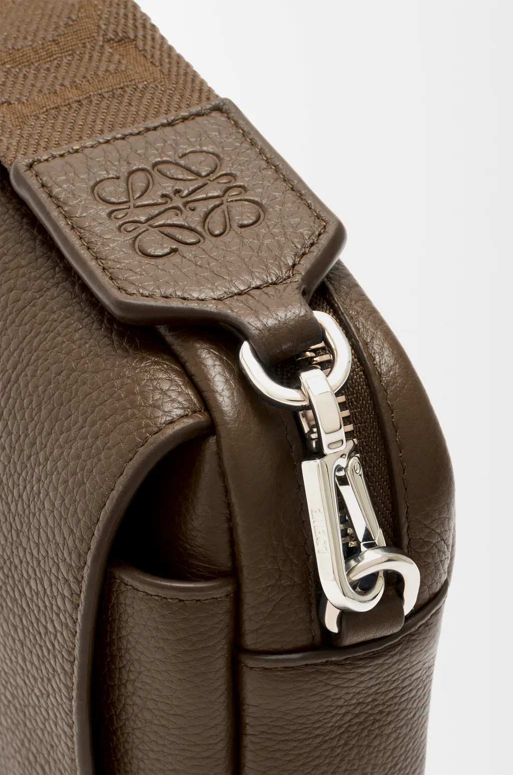 Small Pebble Messenger Bag In Supple Grained Calfskin