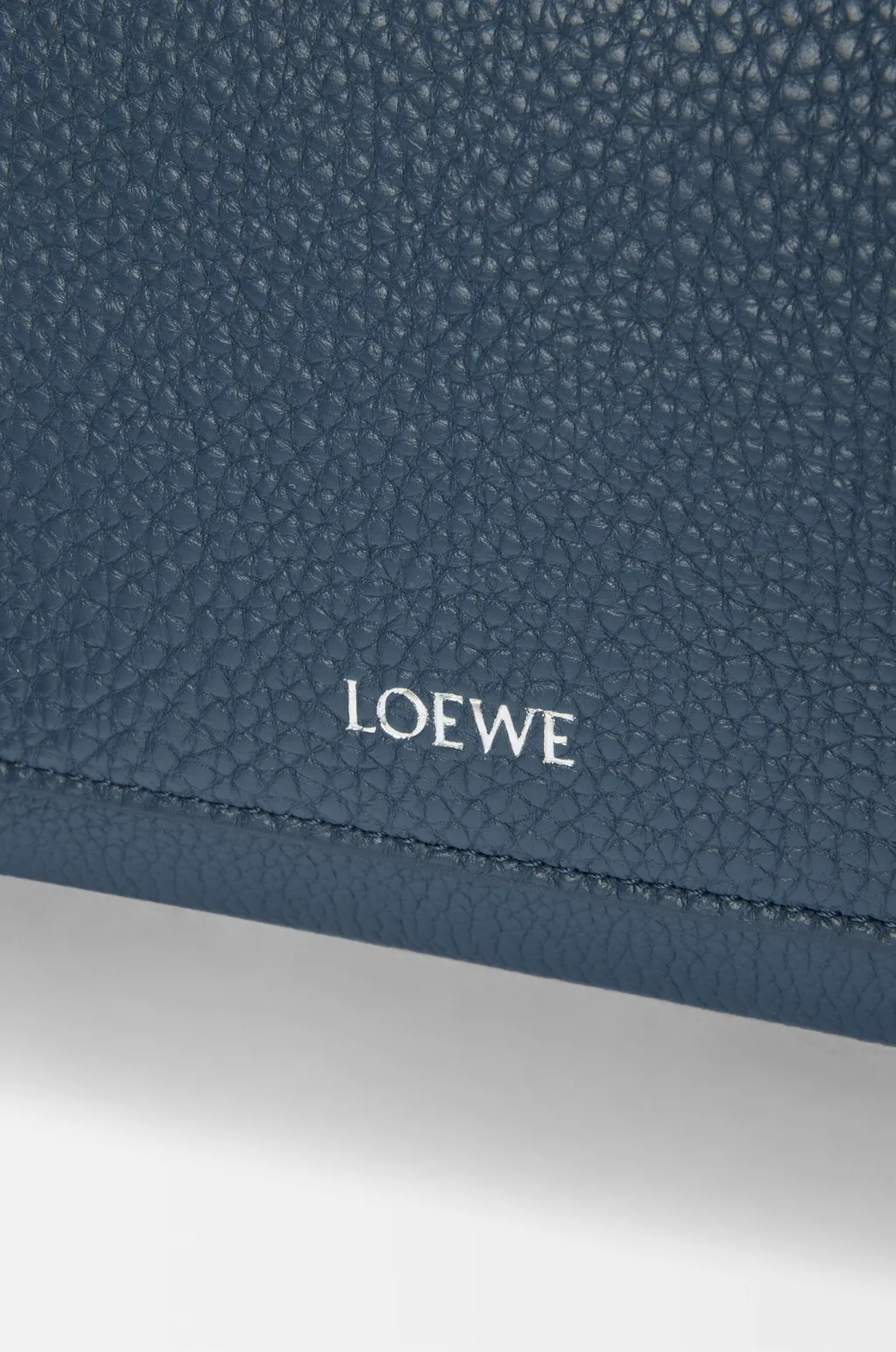 Small Pebble Messenger Bag In Supple Grained Calfskin