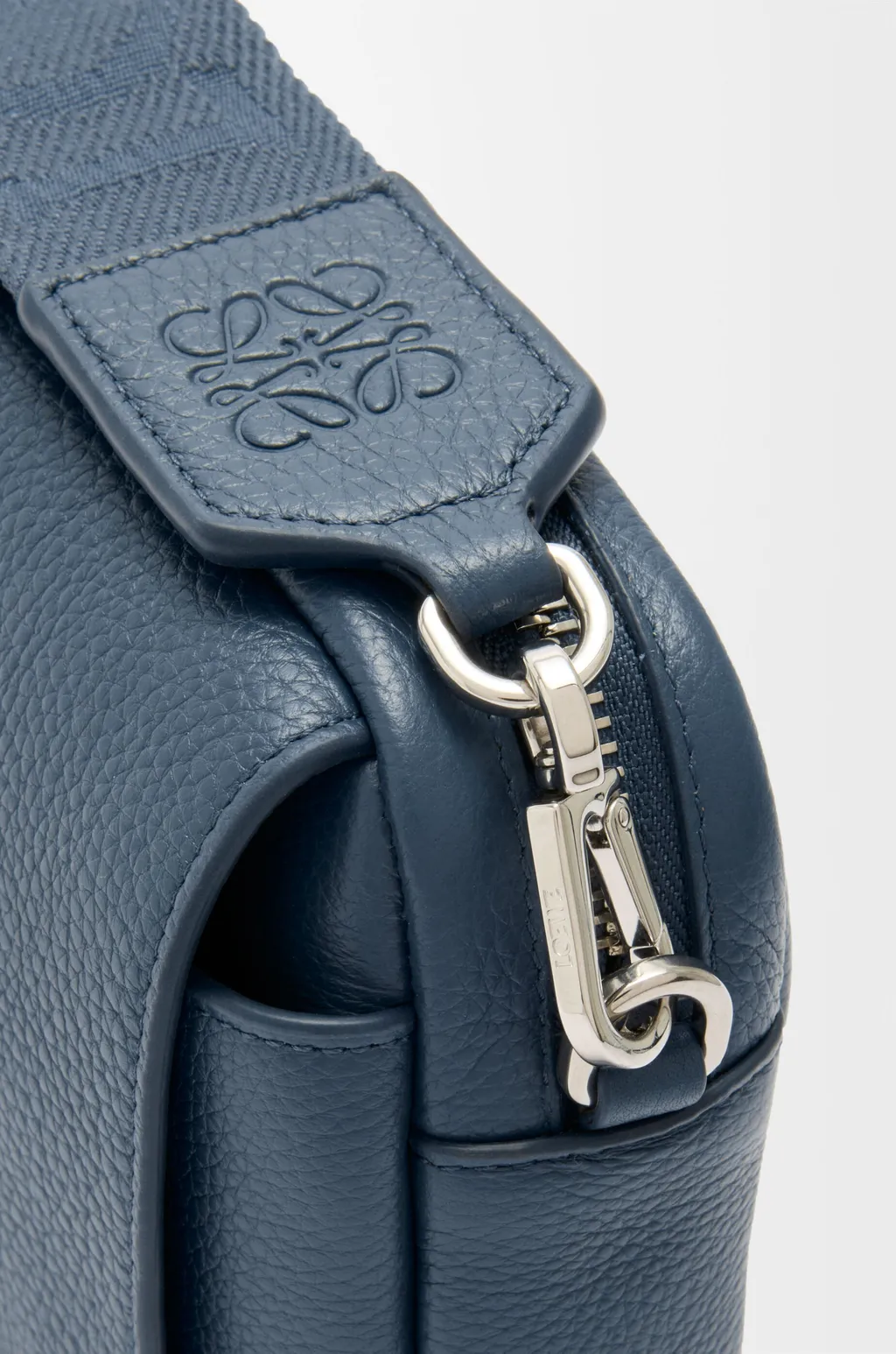 Small Pebble Messenger Bag In Supple Grained Calfskin