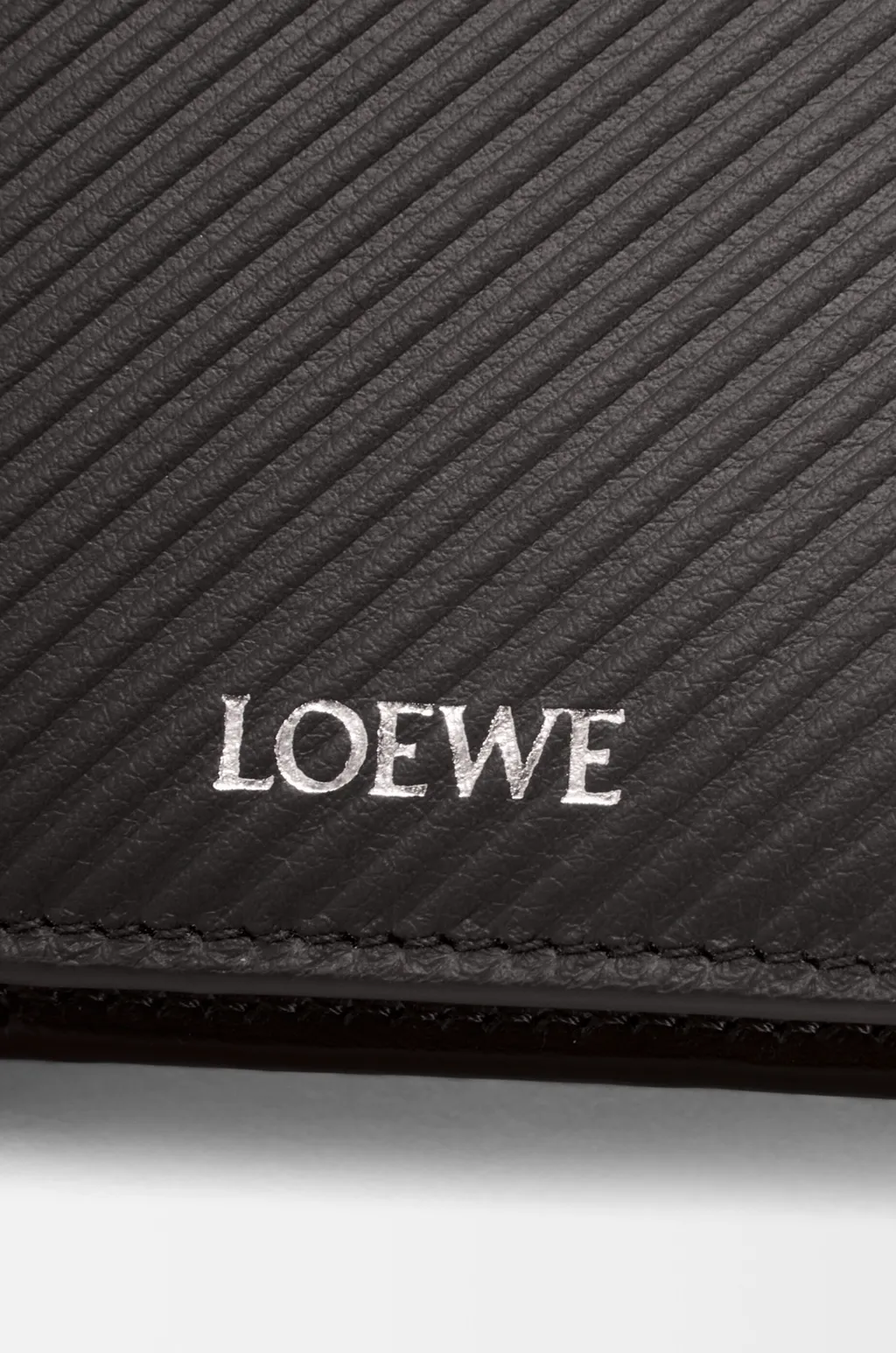 Slim Compact Walllet In Textured Classic Calfskin