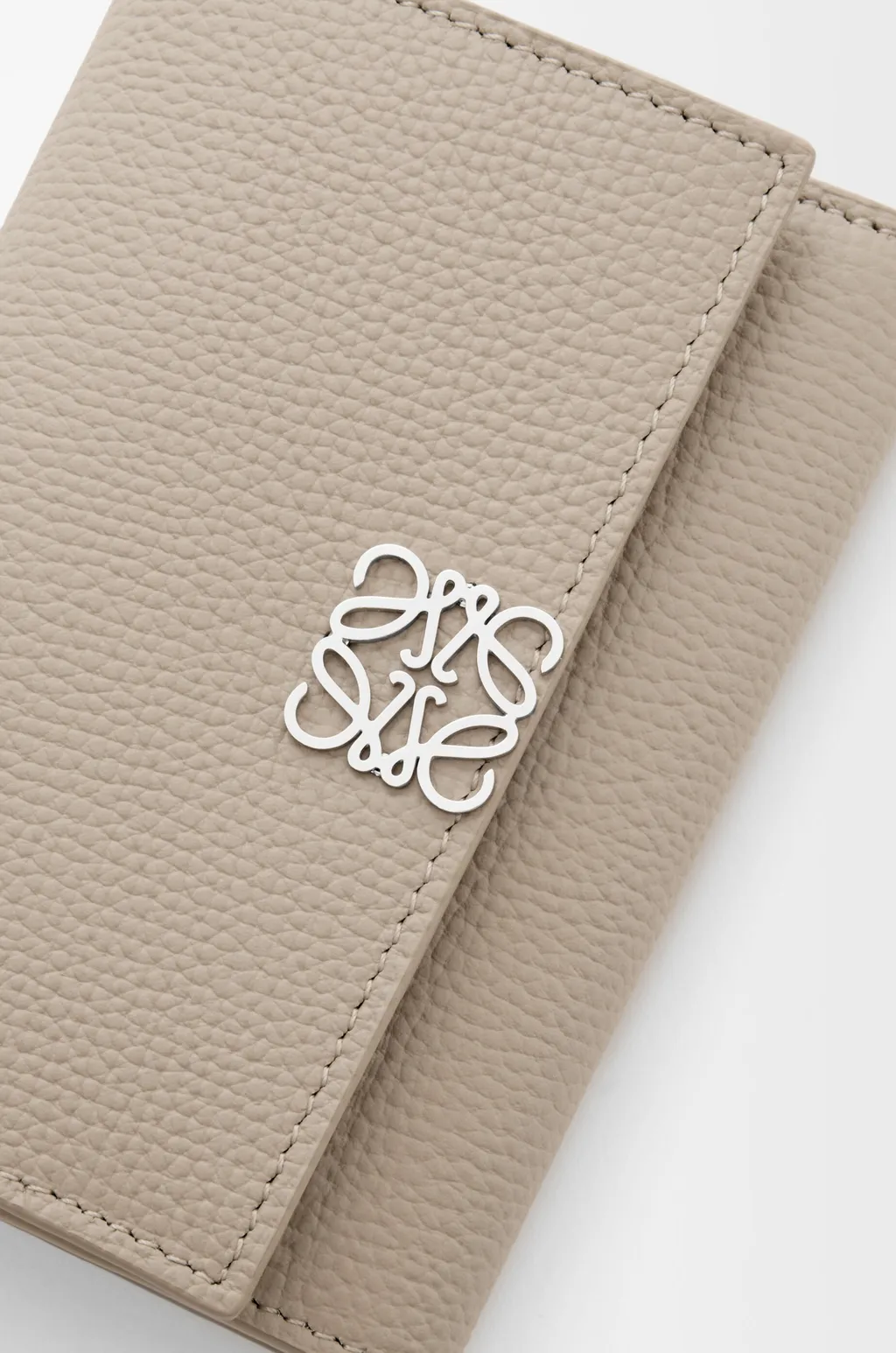 Anagram Small Vertical Wallet In Pebble Grained Calfskin