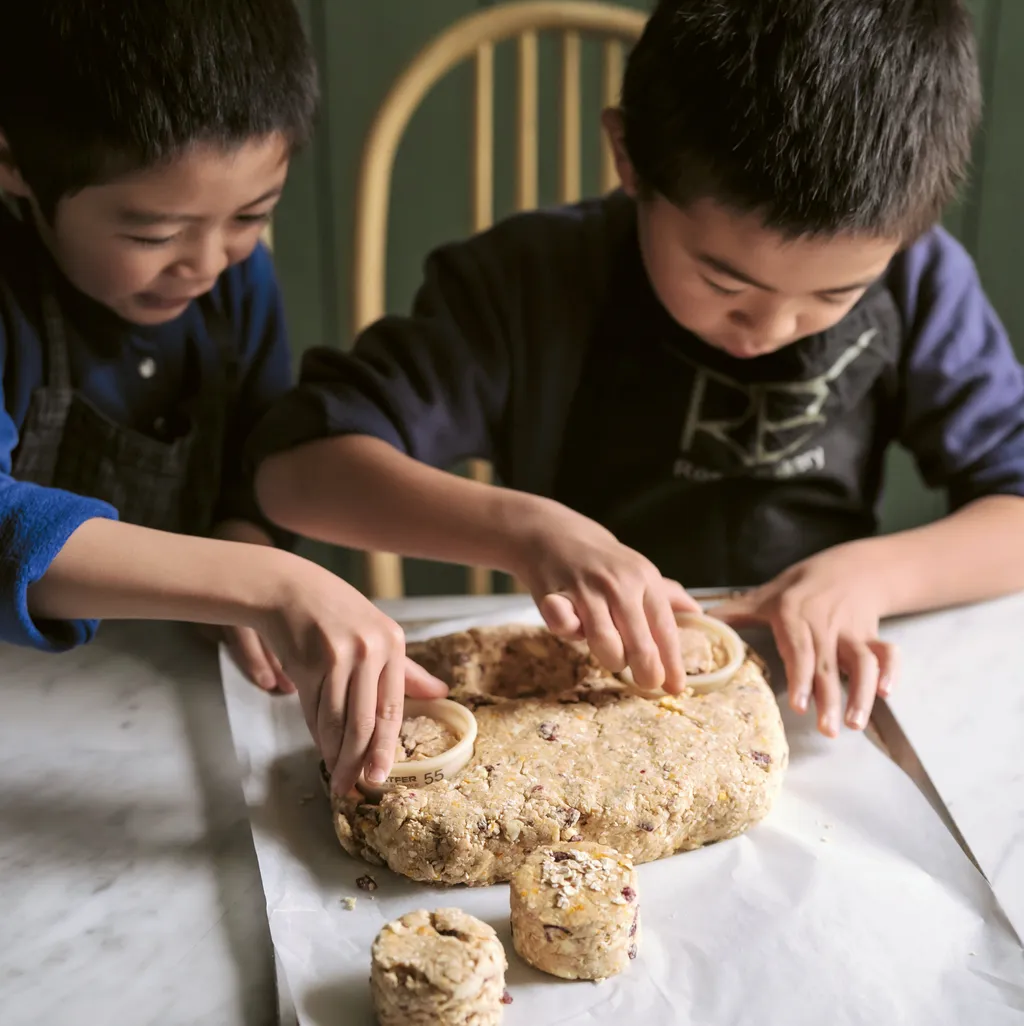 Breakfast Lunch Tea With Children 1000012107536