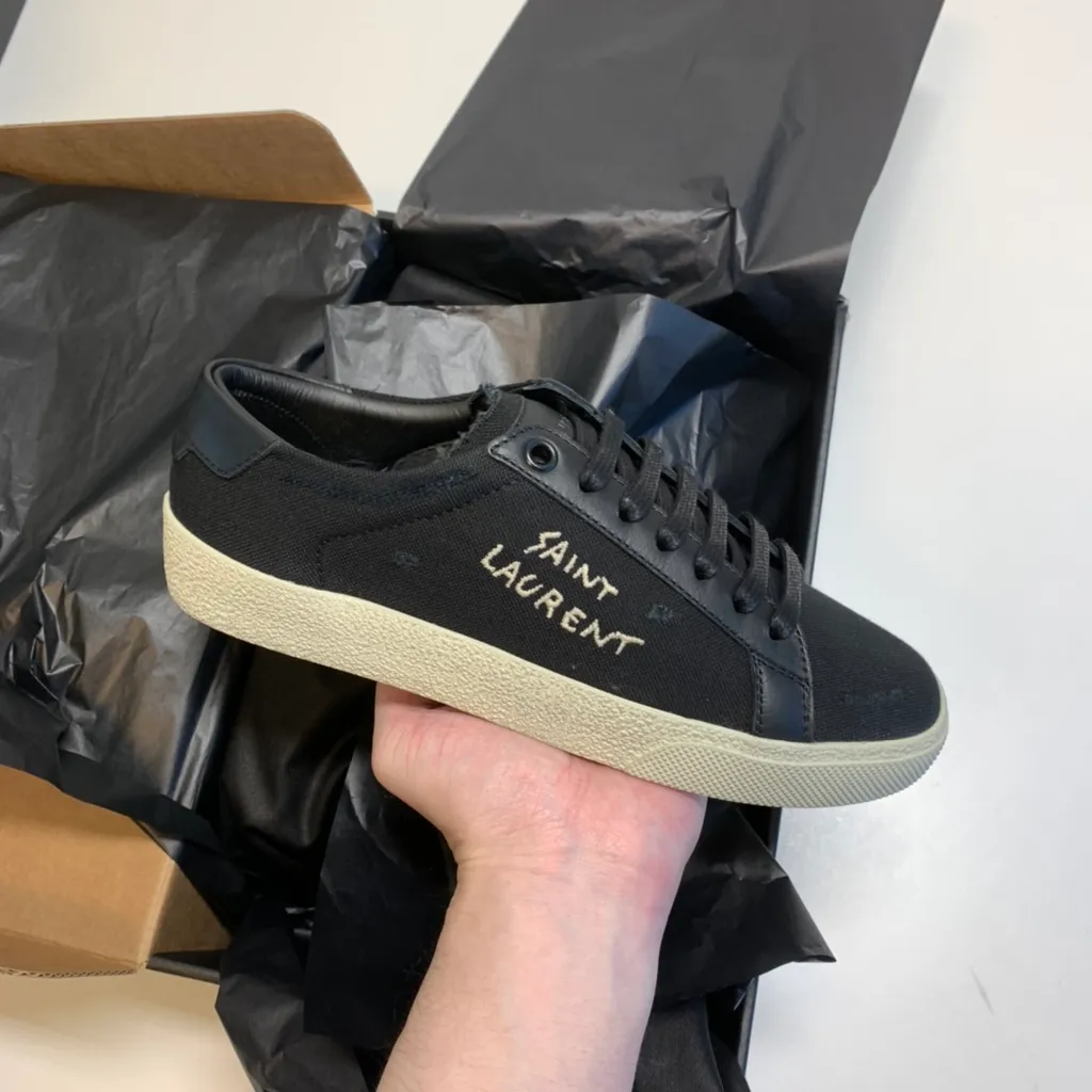 Court Classic Sneakers