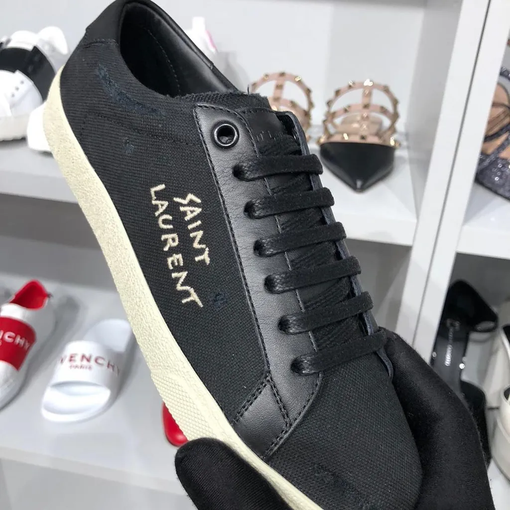 Court Classic Sneakers