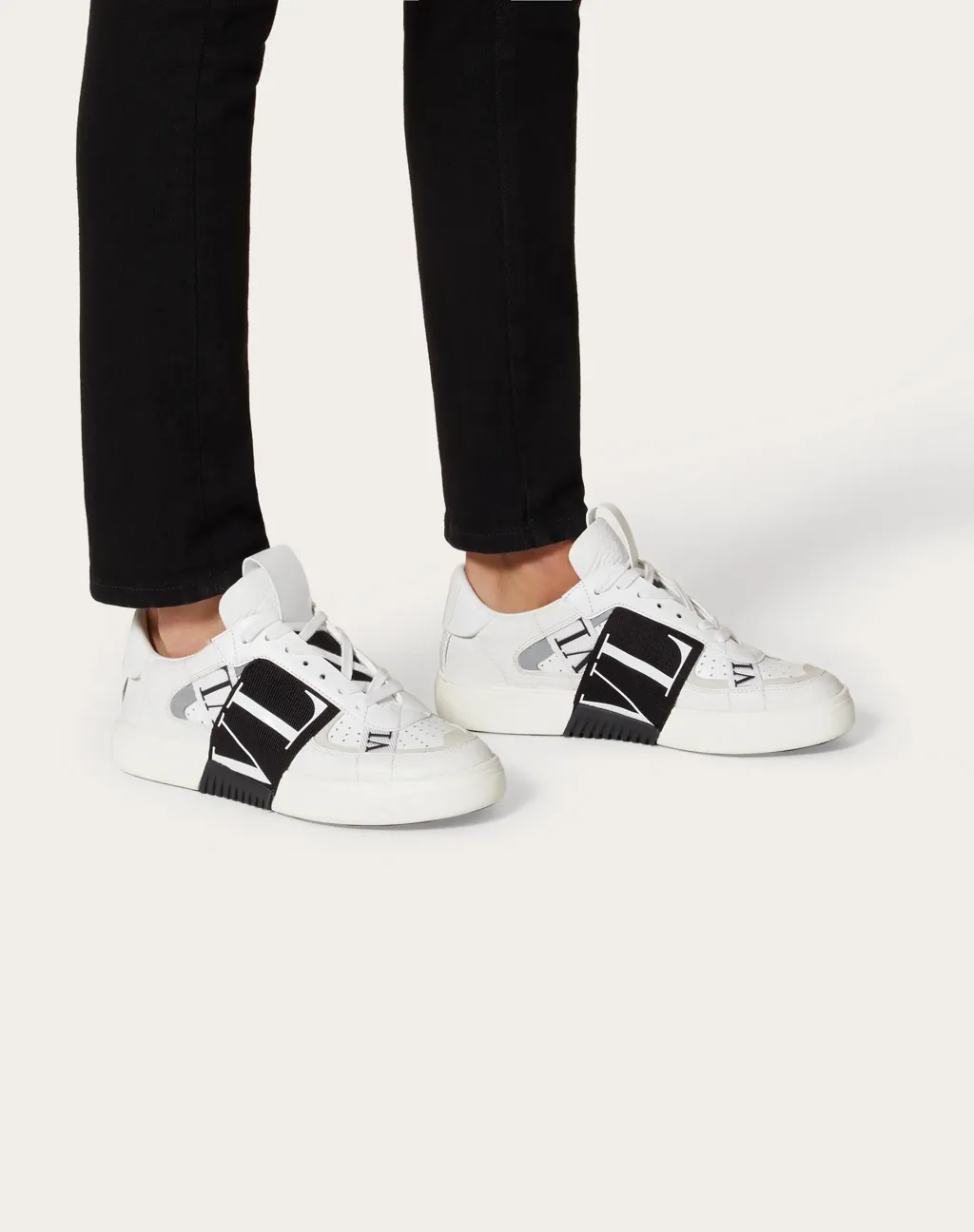 Valentino Vl7N Round Toe Lace-Up Sneakers