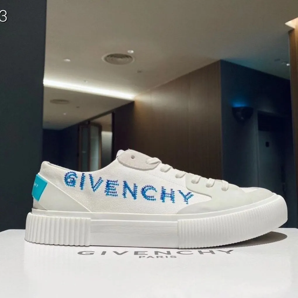 Low-Top Tennis Sneakers