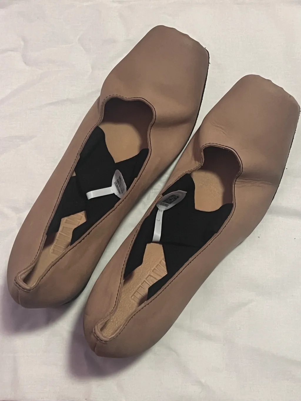 Contrasting Toe-Cap Pumps