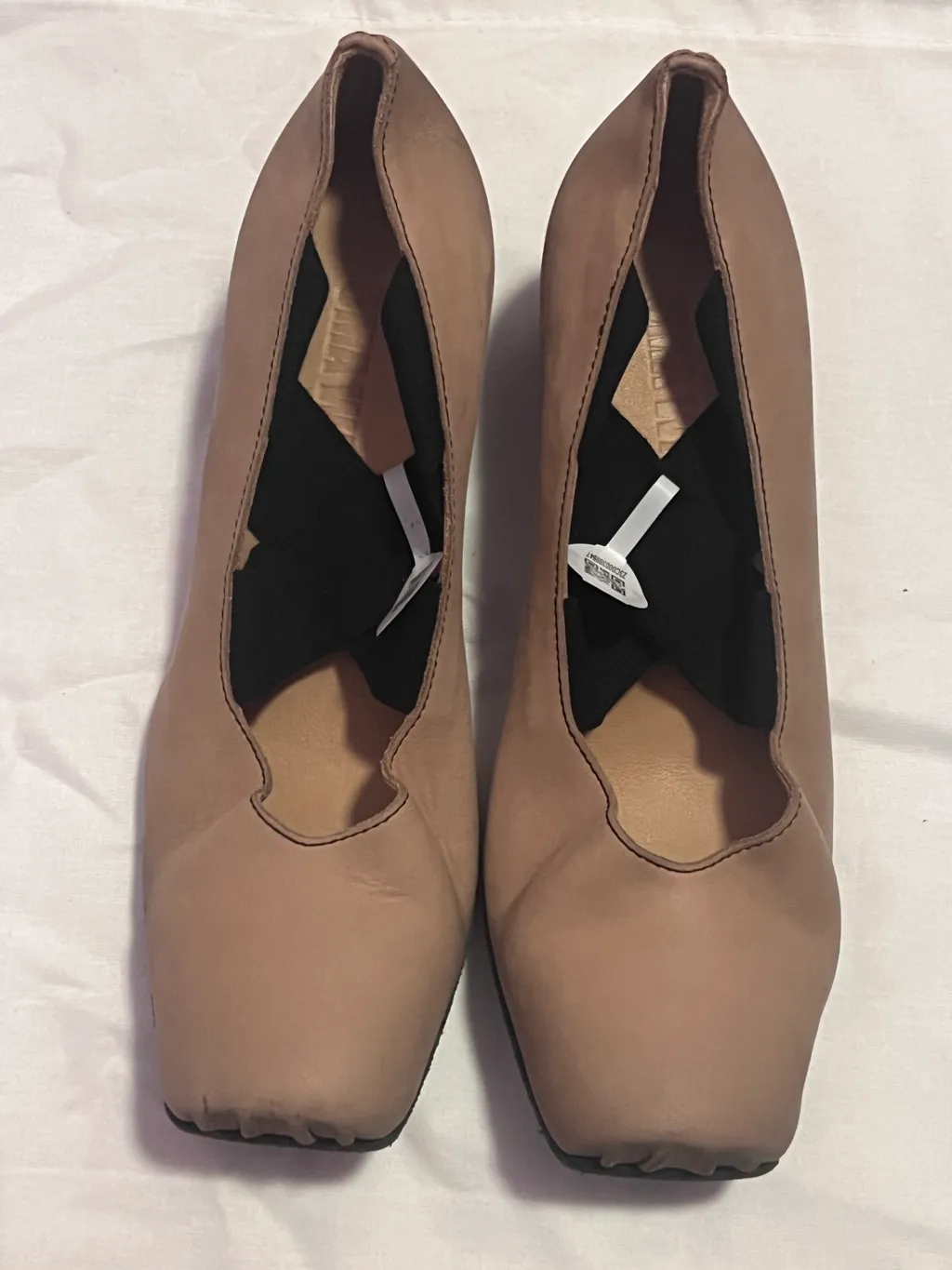 Contrasting Toe-Cap Pumps