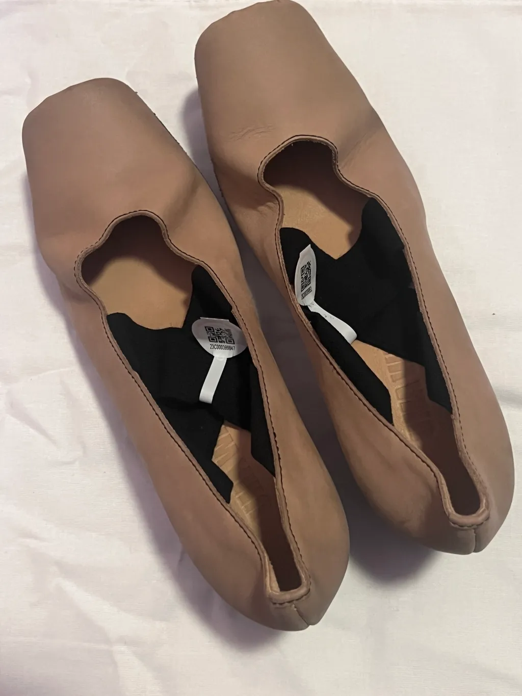 Contrasting Toe-Cap Pumps