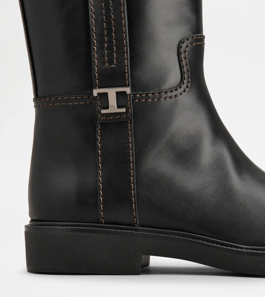 Tod's Round Toe Ankle Boots
