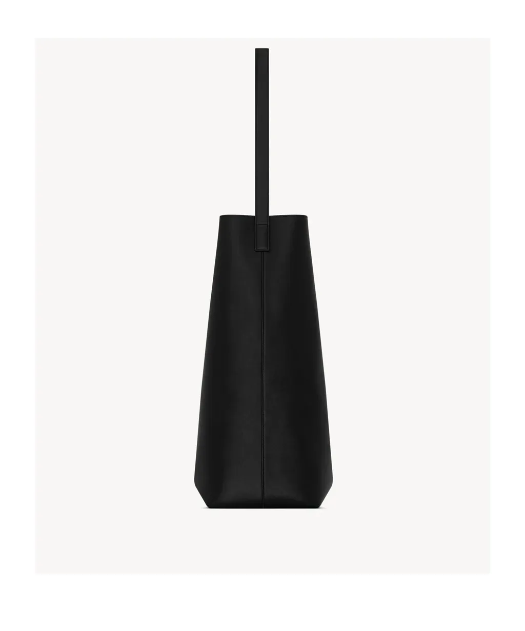 Bold Hobo Bag In Smooth Leather