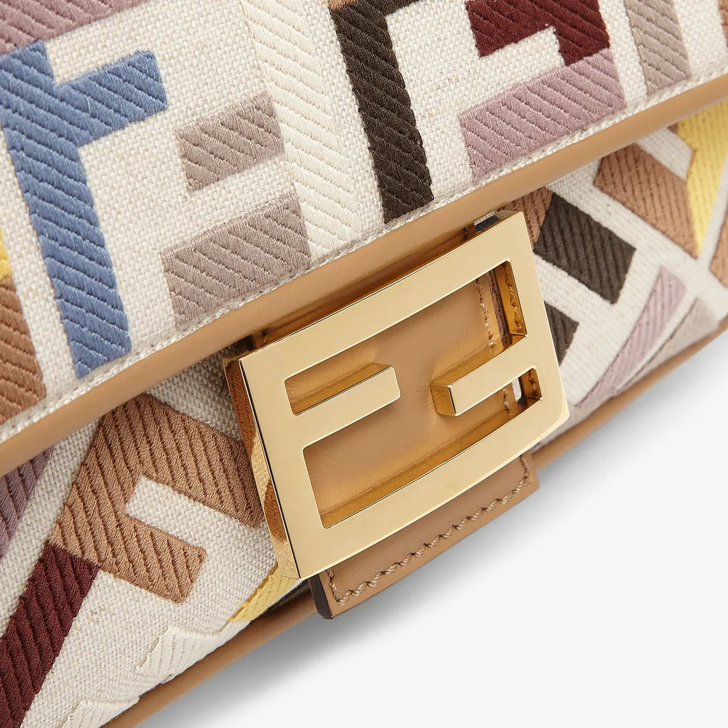 Fendi Logo Detailed Medium Baguette Bag