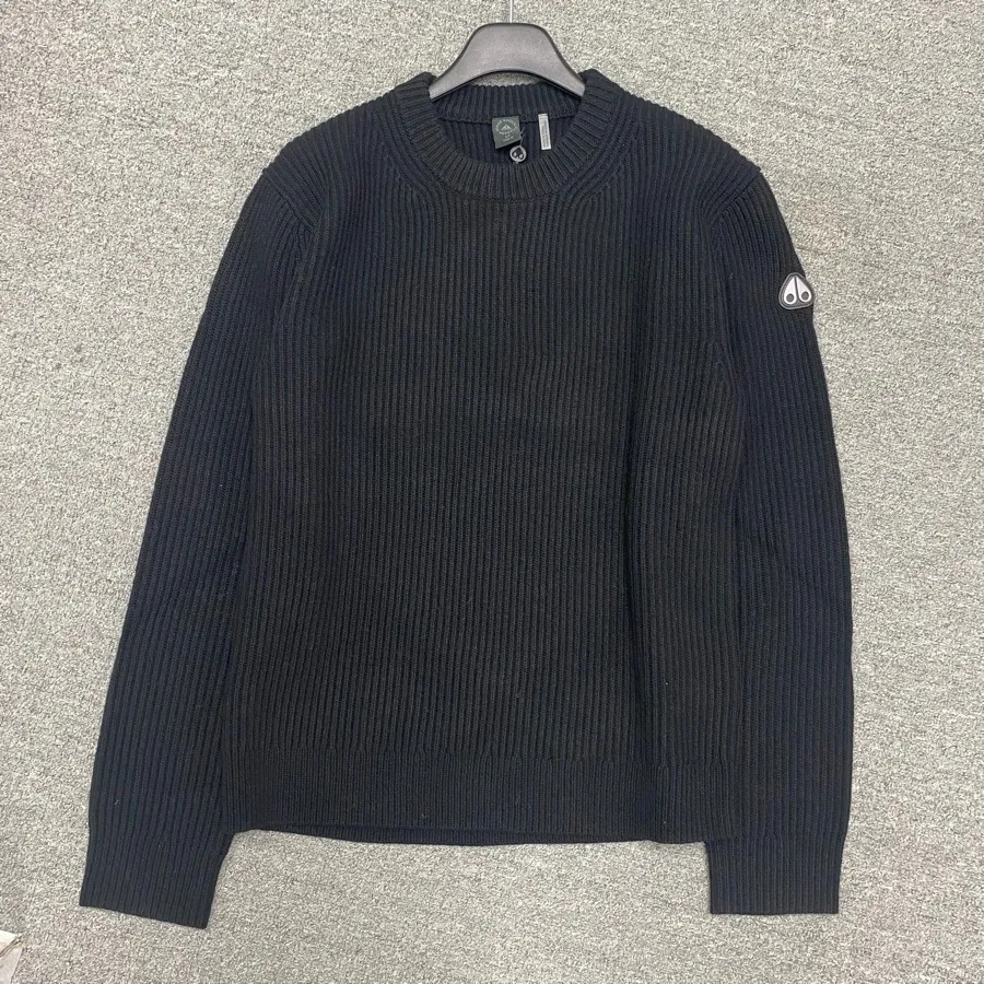 Long-Sleeved Round-Neck Sweater